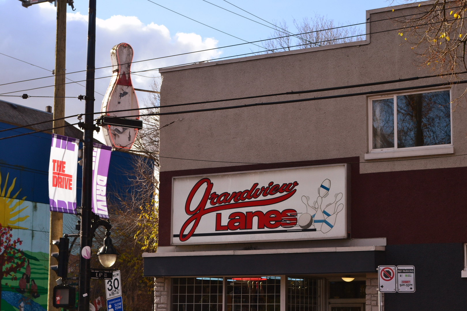 Façade de Grandview Lanes à Vancouver avec son enseigne rouge et une grande quille sur le côté.